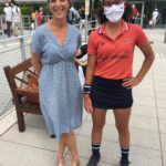 Bathilde au côté de sa professeur de français, Sabine de la Moissonière
