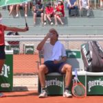 Bathilde protégeant un joueur de tennis du soleil