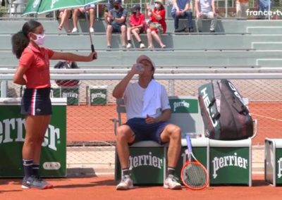 Bathilde protégeant un joueur de tennis du soleil